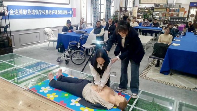 目前市场上常见的老人餐具材质主要有以下几种：