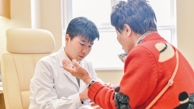 日间照料中心护理员：职责与工作细则解析**